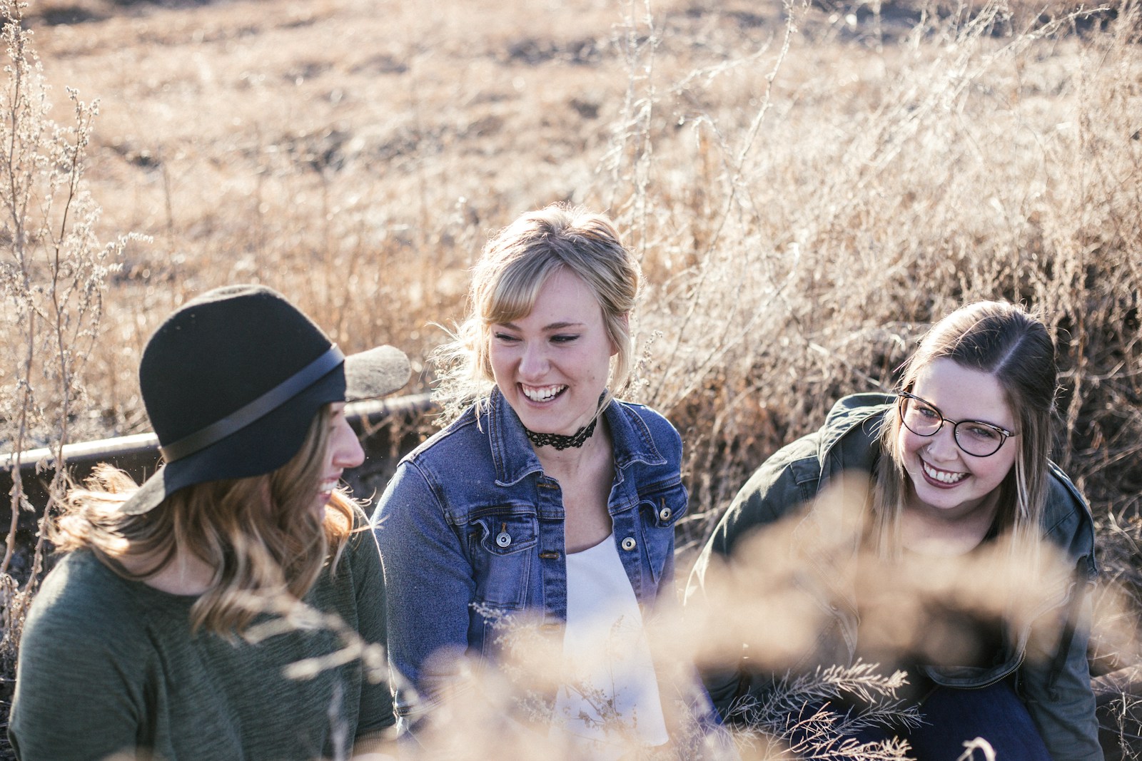 Photo by Priscilla Du Preez 🇨🇦 three women taking groupie